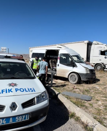 Ağrıda Yola Kontrolsüz Çıkan Mi̇ni̇büs Tırla Çapıştı: 1Ağır, 3 Yaralı