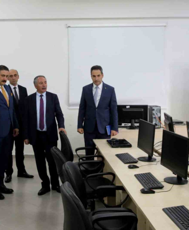 Ai̇çü Fen Edebi̇yat Fakültesi̇nde Yeni̇ Bi̇r Bi̇lgi̇sayar Laboratuvarı Açıldı
