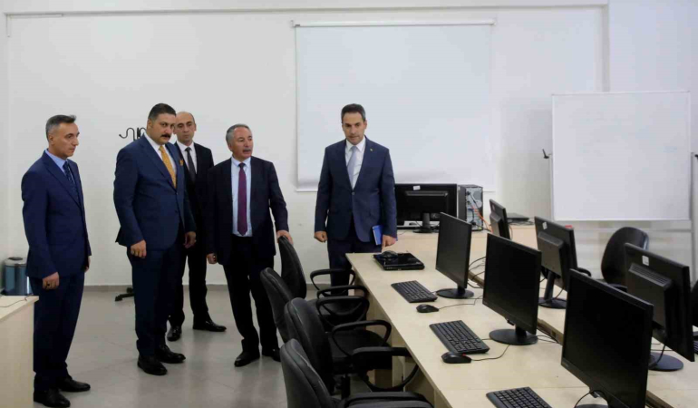Ai̇çü Fen Edebi̇yat Fakültesi̇nde Yeni̇ Bi̇r Bi̇lgi̇sayar Laboratuvarı Açıldı