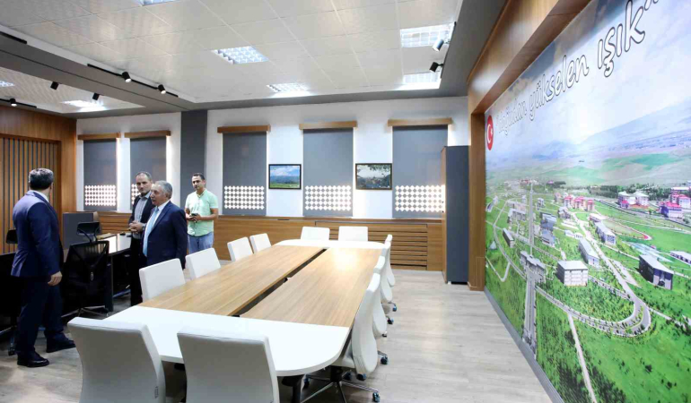 Ai̇çü Li̇sansüstü Eği̇ti̇m Ensti̇tüsünde Çevri̇mi̇çi̇ Toplantı Ve Sunum Salonu Açıldı