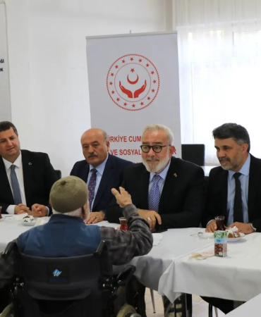 Ak Parti̇ Heyeti̇nden Huzurevi̇ Zi̇yareti̇