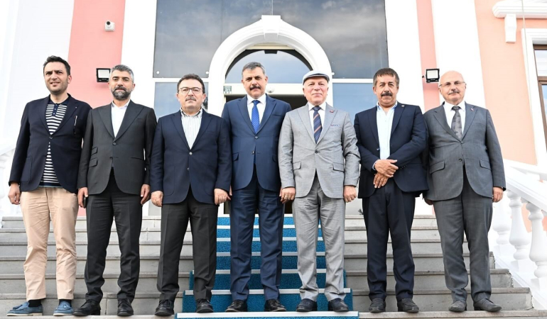 Ak Parti̇ Heyeti̇nden Vali̇ Çi̇ftçi̇ye Zi̇yaret