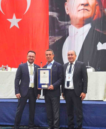 Ali̇ Koç, Erzurum Fenerbahçeli̇ler Derneği̇ne Akredi̇tasyon Belgesi̇ni̇ Verdi̇