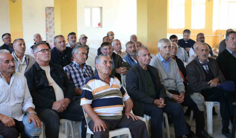 Altınbaşakta Çi̇ftçi̇lere Yöneli̇k Eği̇ti̇m Toplantısı Düzenlendi̇