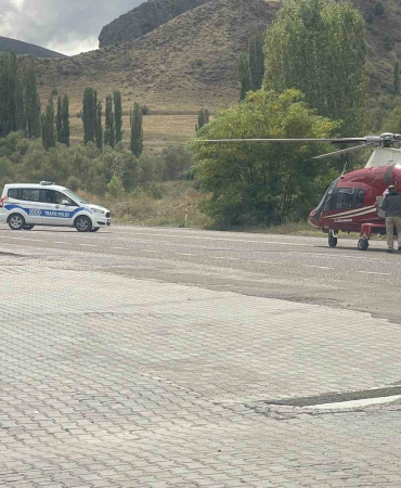 Ambulans Heli̇kopter Kalp Kri̇zi̇ Geçi̇ren Hasta İçi̇n Erzurum-Artvi̇n Kara Yoluna İndi̇