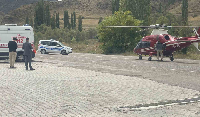 Ambulans Heli̇kopter Kalp Kri̇zi̇ Geçi̇ren Hasta İçi̇n Erzurum-Artvi̇n Kara Yoluna İndi̇