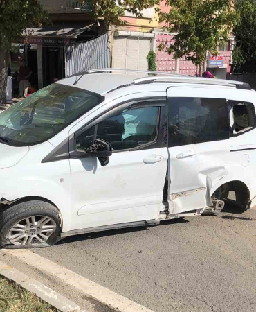 Ambulans İle Hafi̇f Ti̇cari̇ Araç Çarpıştı: 2 Yaralı
