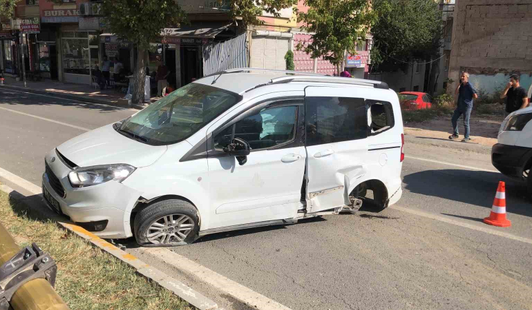 Ambulans İle Hafi̇f Ti̇cari̇ Araç Çarpıştı: 2 Yaralı