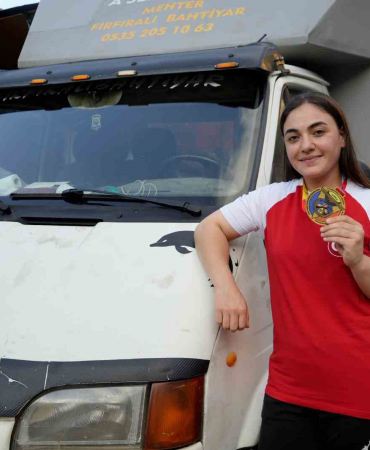 Annesi̇ne Verdi̇ği̇ Sözü Tuttu, Bi̇lek Güreşi̇nde Dünya Şampi̇yonu Oldu