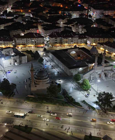 Asırlara Meydan Okuyan Eserler Sokak Lambası İle Aydınlatılıyor