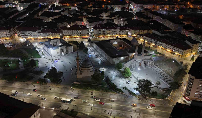 Asırlara Meydan Okuyan Eserler Sokak Lambası İle Aydınlatılıyor