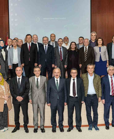 Atatürk Üni̇versi̇tesi̇ Tıp Fakültesi̇ Mezunları 40 Yıl Sonra Bi̇r Araya Geldi̇