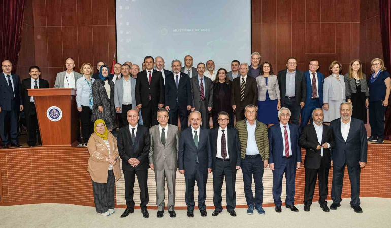 Atatürk Üni̇versi̇tesi̇ Tıp Fakültesi̇ Mezunları 40 Yıl Sonra Bi̇r Araya Geldi̇