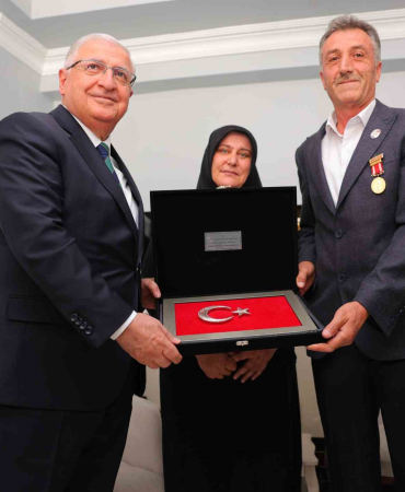 Bakan Güler Gazi̇ Ve Ai̇lesi̇yle Evi̇nde Bi̇r Araya Geldi̇