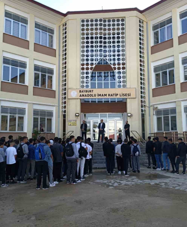 Bayburt Ai̇hlde Eği̇ti̇m Dönemi̇ni̇n İlk Ders Konusu Çanakkaleden Gazzeye Bağımsızlık Ruhu Ve Vatan Sevgi̇si̇ Oldu