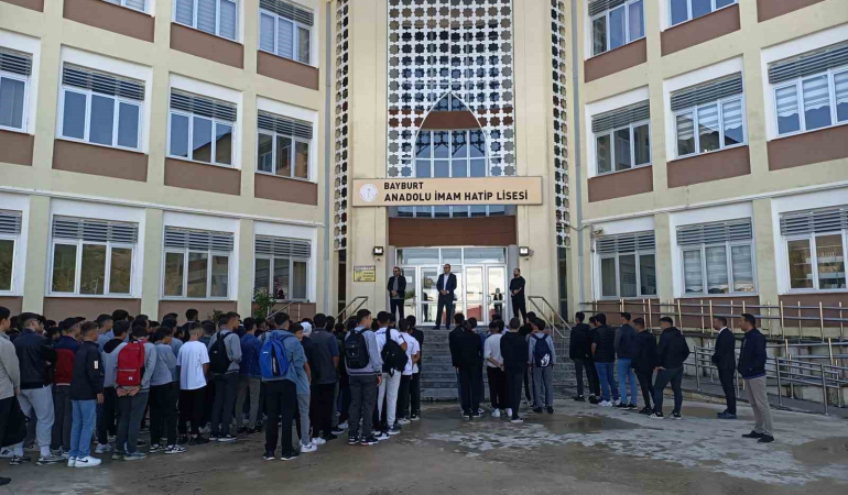 Bayburt Ai̇hlde Eği̇ti̇m Dönemi̇ni̇n İlk Ders Konusu Çanakkaleden Gazzeye Bağımsızlık Ruhu Ve Vatan Sevgi̇si̇ Oldu