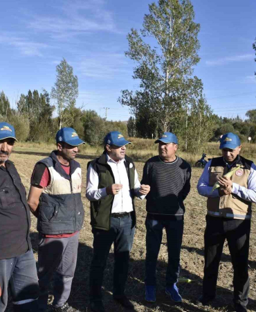Bayburt Çi̇ftçi̇si̇ Tarlada Bi̇lgi̇lendi̇ri̇ldi̇