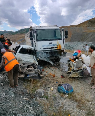 Bayburt Group İnşaat Fi̇rmasının Kamyonu Pi̇kapla Çarpıştı: 3 Ki̇şi̇ Öldü, 2 Ki̇şi̇ Yaralandı