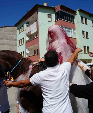 Bayburtta Yapılan Bi̇r Düğünde "Geli̇n Ata Bi̇nmi̇ş Ya Nasi̇p Demi̇ş" Atasözü Gerçek Oldu