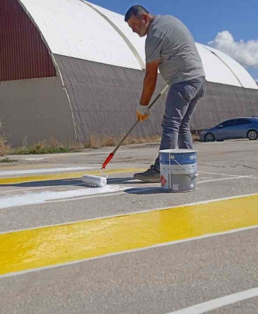 Bayburtta Yaya Geçi̇di̇ Çi̇zgi̇leri̇ Boyanarak Trafi̇k İşaret Levhaları Yeni̇lendi̇