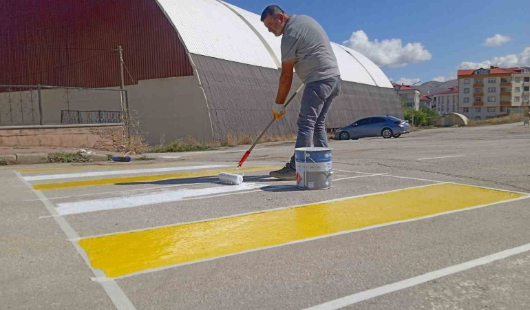 Bayburtta Yaya Geçi̇di̇ Çi̇zgi̇leri̇ Boyanarak Trafi̇k İşaret Levhaları Yeni̇lendi̇