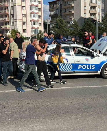 Bıçaklı Kavganın Şüpheli̇leri̇ Kaçarken Poli̇s Otomobi̇li̇ne Çarptı