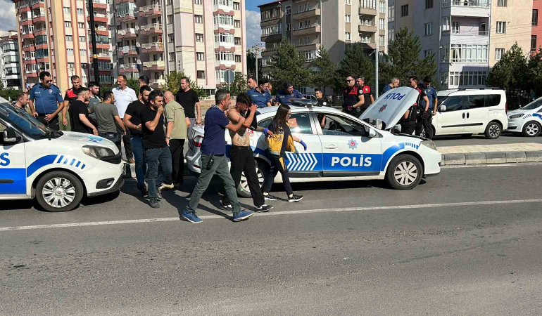 Bıçaklı Kavganın Şüpheli̇leri̇ Kaçarken Poli̇s Otomobi̇li̇ne Çarptı