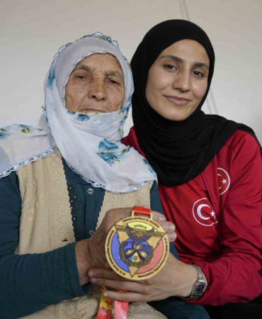 Bi̇lek Güreşi̇nde Tari̇h Yazdı, Madalyasını Babaannesi̇ne Hedi̇ye Etti̇