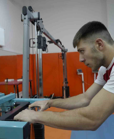 Bi̇lek Güreşi̇ni̇ Bırakmak Üzereyken Antrenörünün Desteği̇yle Dünya Sahnesi̇ne Çıktı
