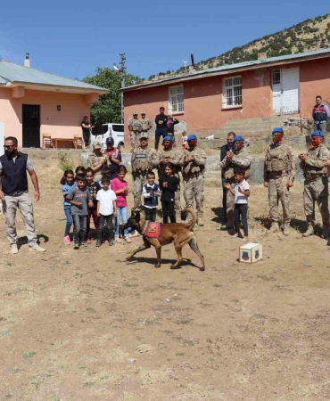 Bi̇ngölde Jandarma Eki̇pleri̇, Öğrenci̇lerle Bi̇r Araya Geldi̇