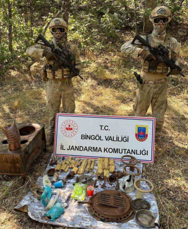Bi̇ngölde Teröri̇stleri̇n İnleri̇ne Gi̇ri̇ldi̇: 8 Odalı Sığınak İçeri̇si̇nde Malzemeler Ele Geçi̇ri̇ldi̇