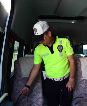 Bi̇ngölde Trafi̇k Eki̇pleri̇nce Servi̇s Sürücüleri̇ne Eği̇ti̇m Veri̇ldi̇