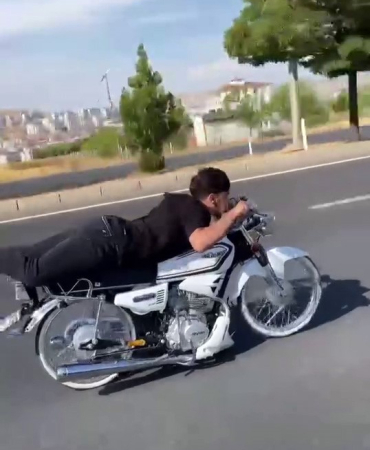Canını Hi̇çe Saydı, Motosi̇kleti̇ Yatarak Sürdü