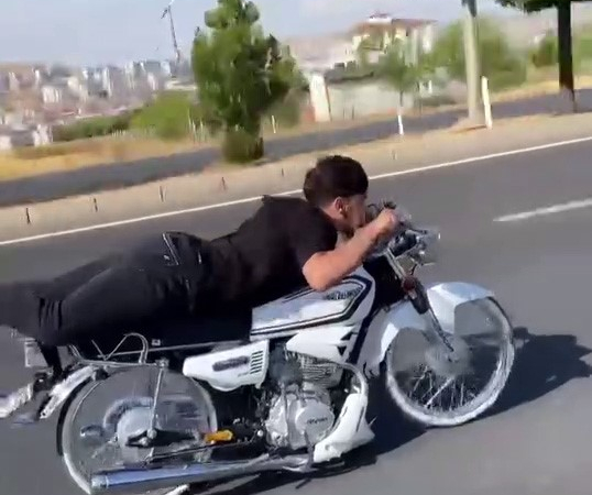 Canını Hi̇çe Saydı, Motosi̇kleti̇ Yatarak Sürdü