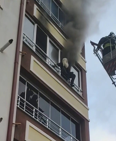 Canını Zor Kurtardı, Pencereye Çıkıp Böyle Yardım Bekledi̇