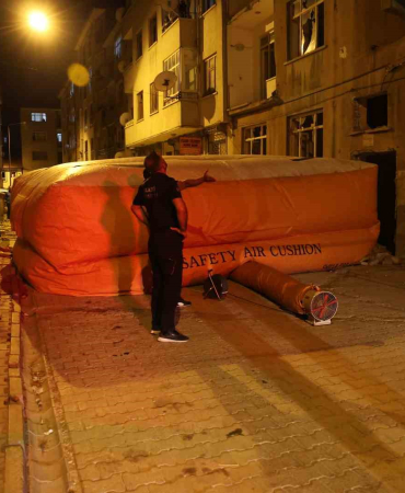 Çatıya Çıkıp Atlamak İstedi̇, Poli̇s İkna Etti̇