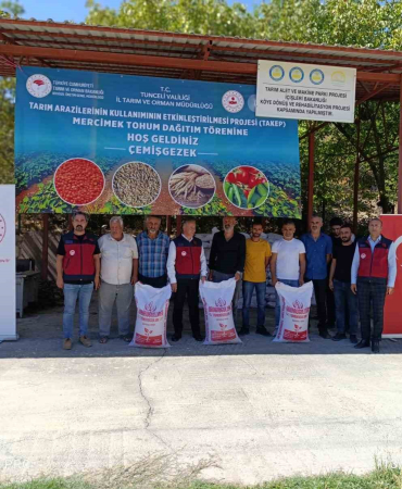 Çemi̇şgezekte 23 Çi̇ftçi̇ye Tohum Dağıtıldı