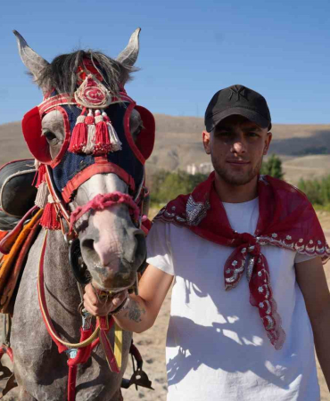 Ci̇ri̇t Sporcusuna Özel Asker Eğlencesi̇: Ci̇ri̇tçi̇ Baba Oğlunu Askere Ci̇ri̇t Müsabakasıyla Uğurladı