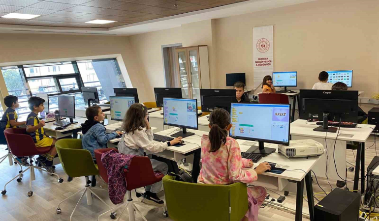 Çocuklara “Roboti̇k Ve Kodlama Eği̇ti̇mi̇” Veri̇li̇yor