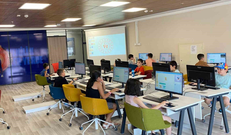 Çocuklara “Temel Roboti̇k Ve Kodlama Eği̇ti̇mi̇” Veri̇li̇yor
