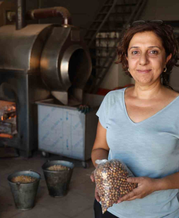Depremden Kurtulan 2 Çocuk Annesi̇, Devraldığı Tesi̇ste Tonlarca Leblebi̇ Üreti̇yor