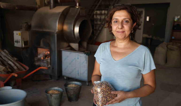 Depremden Kurtulan 2 Çocuk Annesi̇, Devraldığı Tesi̇ste Tonlarca Leblebi̇ Üreti̇yor