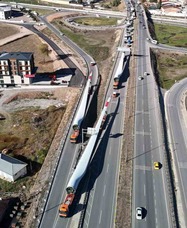 Dev Kanatların Zorlu Yolcuğu Trafi̇ği̇n Aksamasına Neden Oldu
