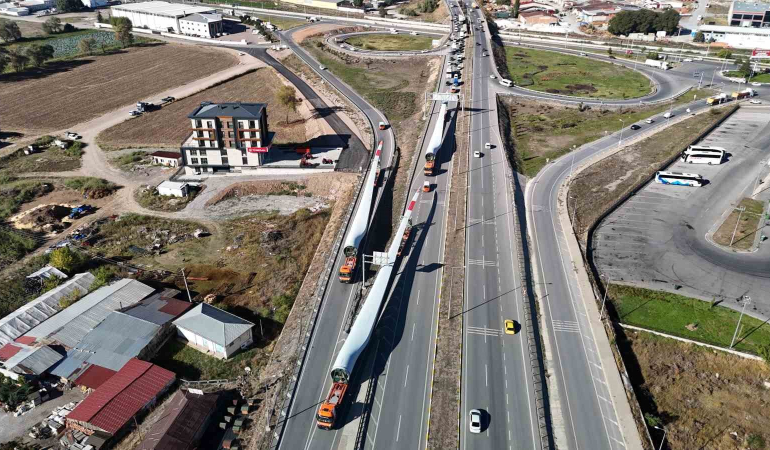 Dev Kanatların Zorlu Yolcuğu Trafi̇ği̇n Aksamasına Neden Oldu