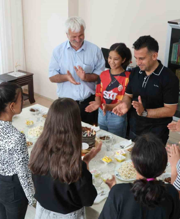 Devlet Korumasındaki̇ Çocuklara Doğum Günü Sürpri̇zi̇