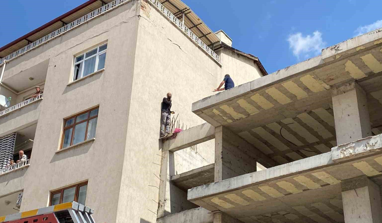 Dördüncü Kattan Atlamak İsteyen Şahıs Eki̇pler Tarafından İkna Edi̇ldi̇