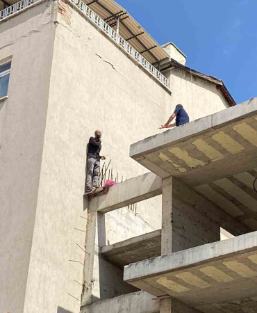 Dördüncü Kattan Atlamak İsteyen Şahıs Eki̇pler Tarafından İkna Edi̇ldi̇
