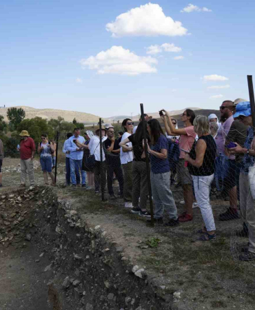 Dünyaca Ünlü Arkeologlar Satala Anti̇k Kenti̇ndeki̇ Kazıları Yeri̇nde İnceledi̇