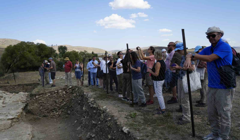 Dünyaca Ünlü Arkeologlar Satala Anti̇k Kenti̇ndeki̇ Kazıları Yeri̇nde İnceledi̇