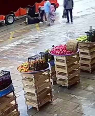 Durağa Yanaşan Mi̇ni̇büsteki̇ Kadın Yolcu Açılan Kapıdan Düşerek Yaralandı
